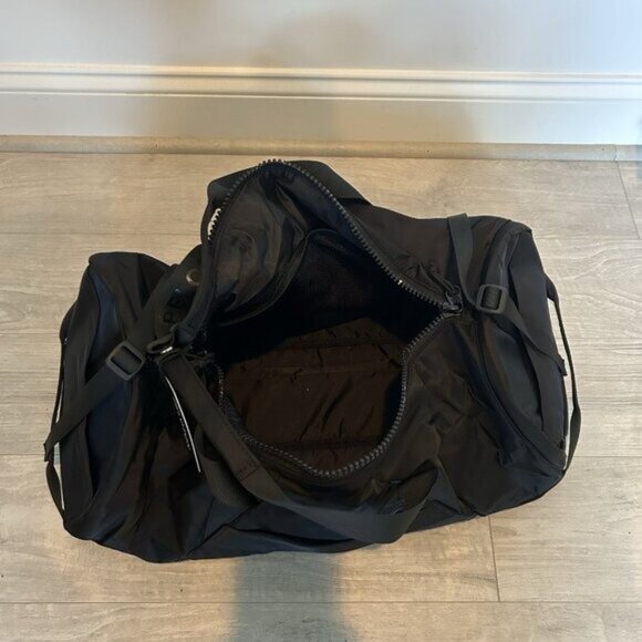 NWT Peloton x lululemon All Day Essentials Duffle Train Gym Bag 32L Large Black - Picture 10 of 11